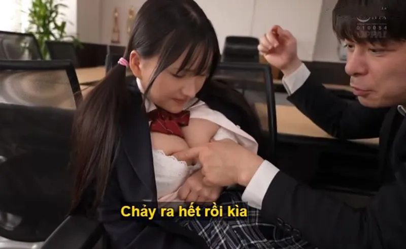 Trong suốt 3 năm, thầy giáo rèn luyện cô học trò ngực đẹp thành “chứa đựng tinh túy”.